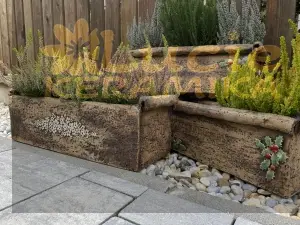 Truhlík 35 cm z hrubého šamotu s cesmínkou a přírodní kytičkou 