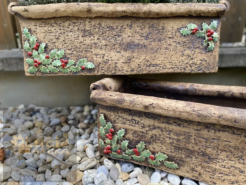 Truhlík 35 cm z hrubého šamotu s cesmínkou a přírodní kytičkou 
